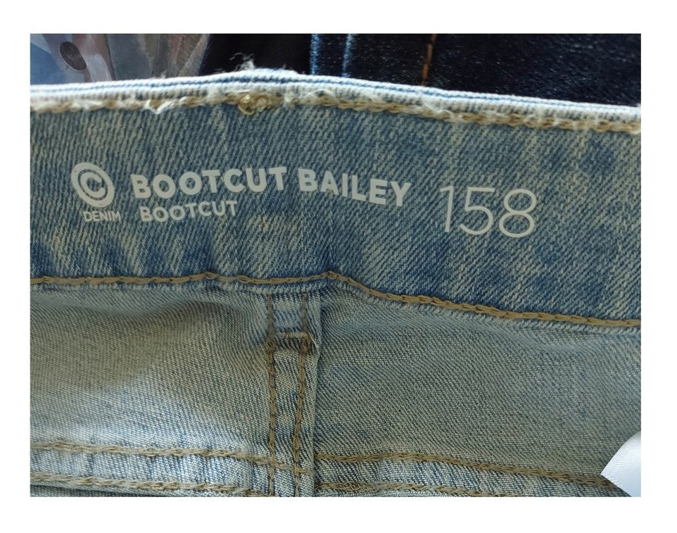 ,,Bootcut Bailey" lengvo kliošo džinsai.