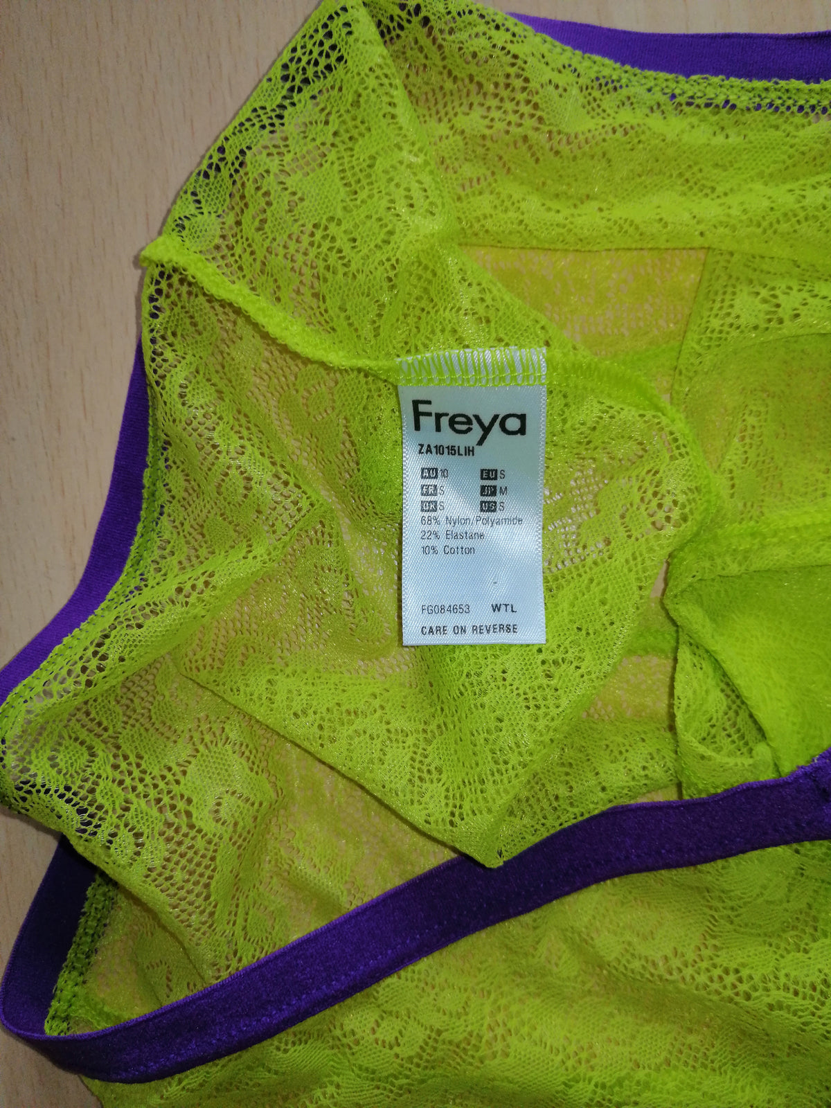 ,,FREYA" tamprios, ryškios spalvos, minkštos medžiagos kelnaitės (S-M dydis).