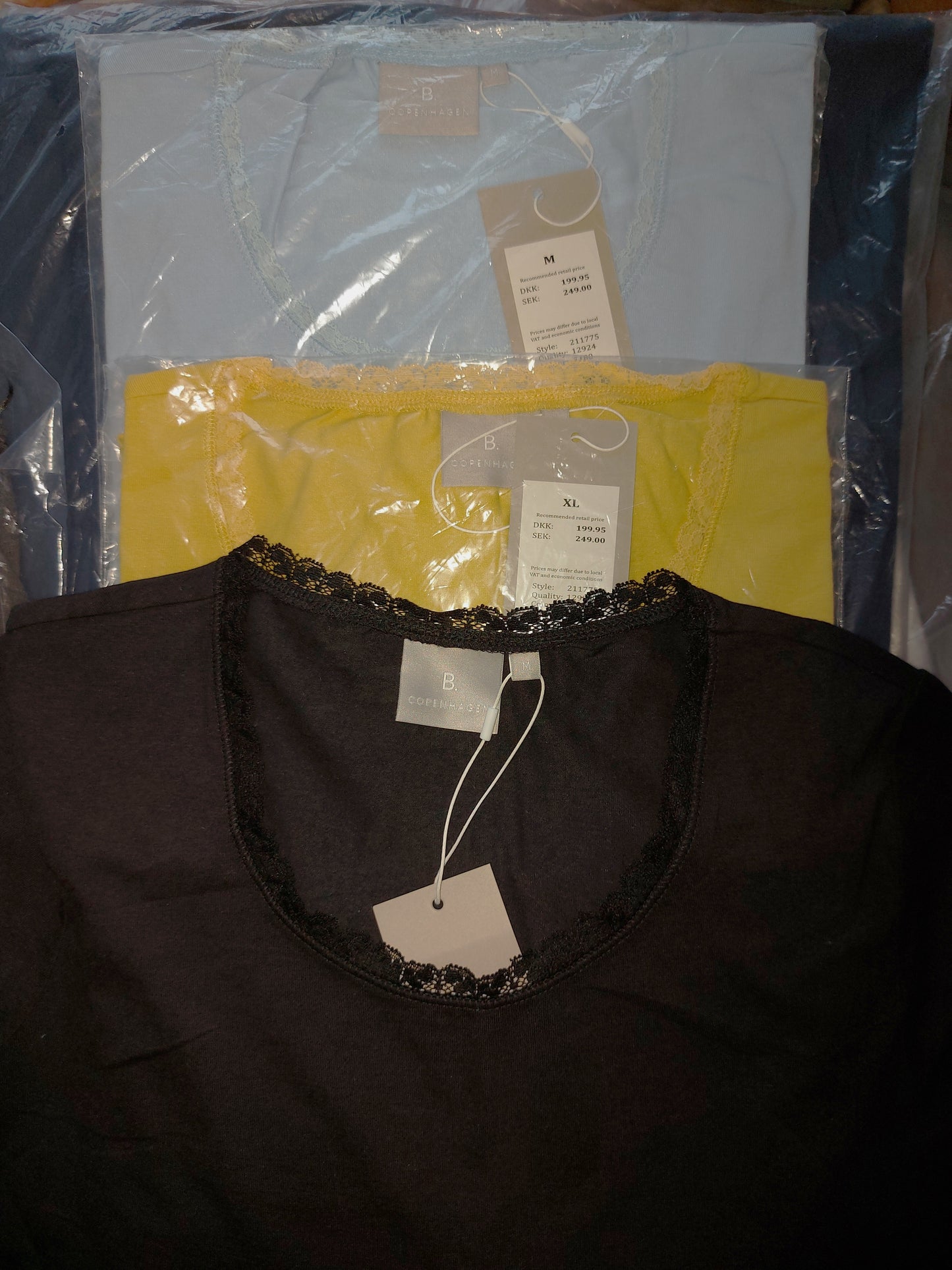 nėra ,,B.copenhagen" trikotažiniai, medvilniniai marškinėliai (M-XL dydis).
