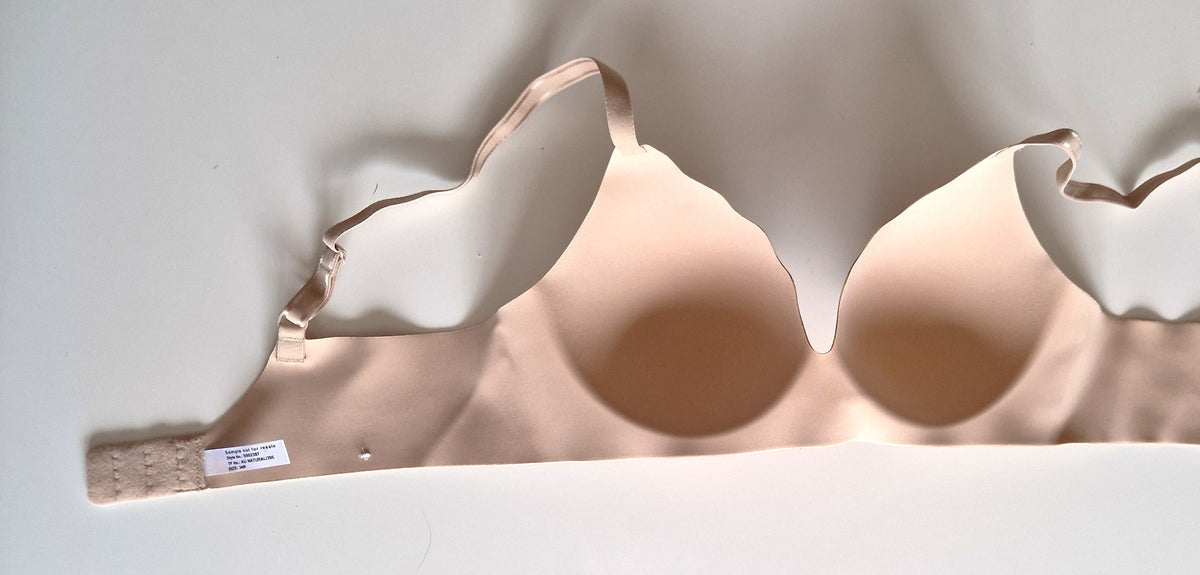 ,,AU NATURAL" besiūlė liemenėlė be lankelių, tik su pakietinimais 75B.