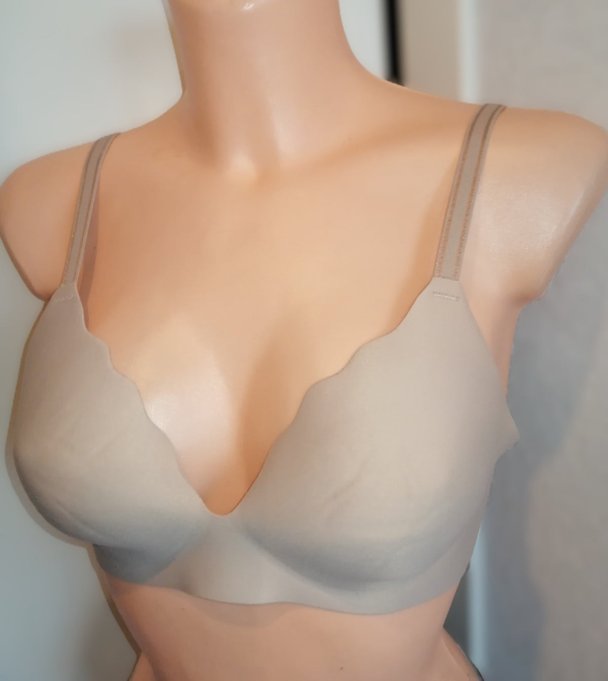 ,,AU NATURAL" besiūlė liemenėlė be lankelių, tik su pakietinimais 75B.