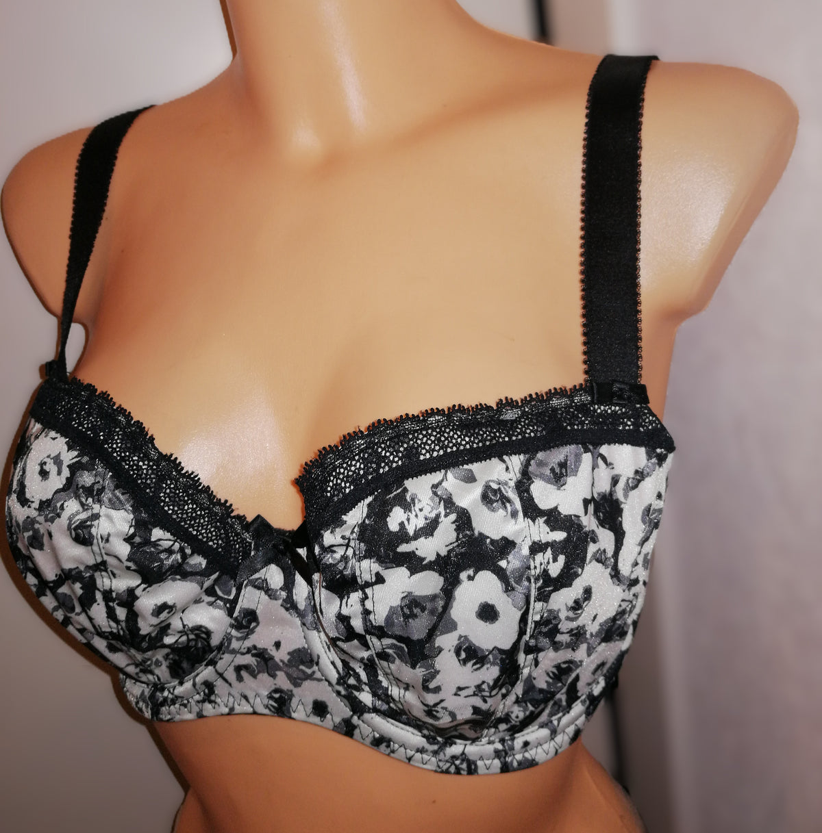 ,,FANTASIE" liemenėlė su lankeliais  pakietinimu 65G-I (tinka mažesniam dydžiui).