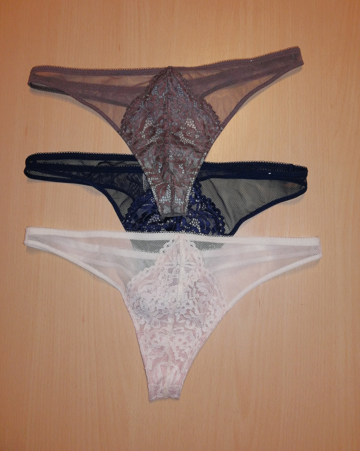 ,,b.tempt'd" labai togus, labai tamprus stringai (S-XXL dydis).