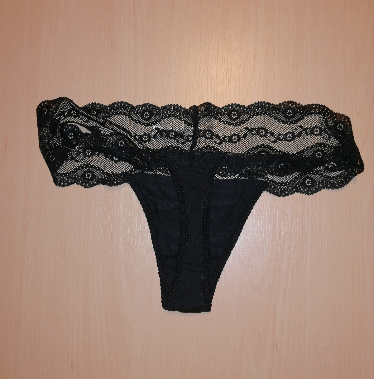 ,,b,tempt,d" kelnaitės ,,Brazilian" tipo (M-XL dydis).
