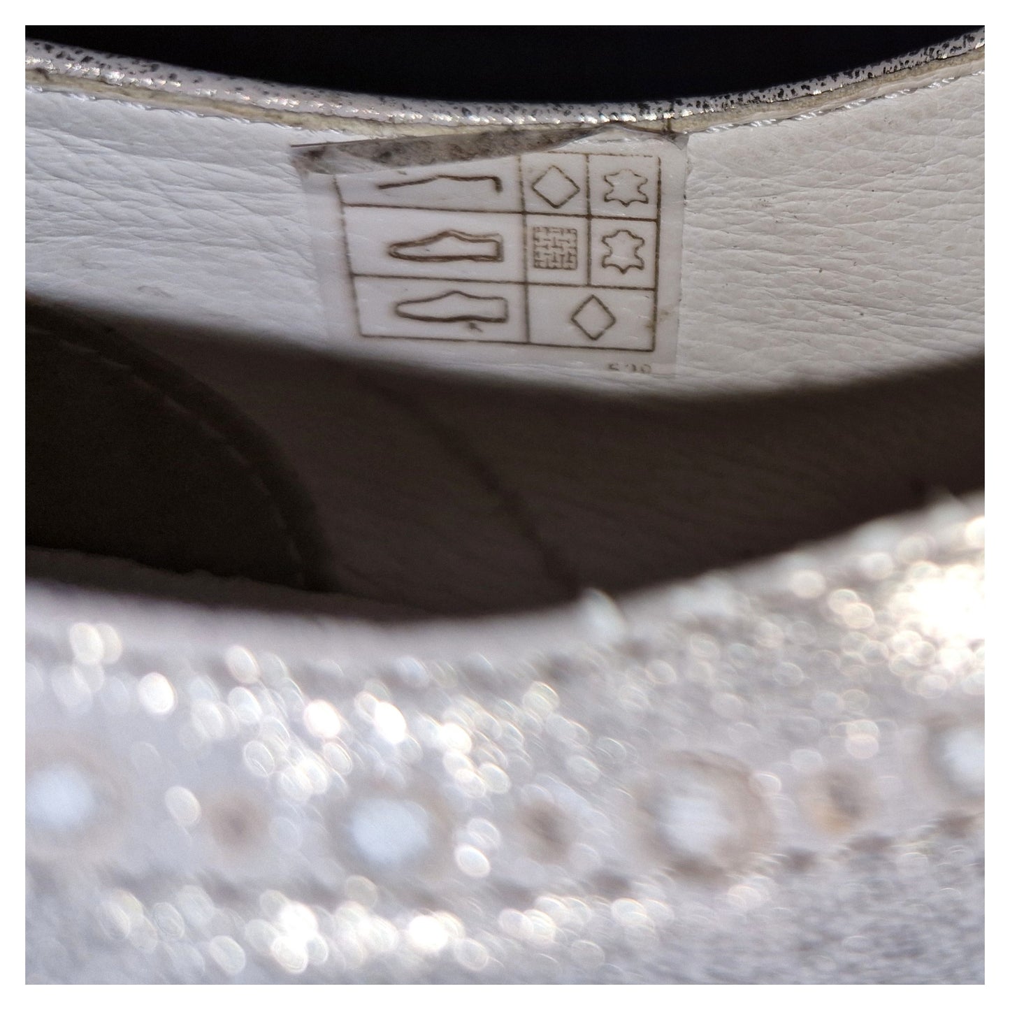 ,,E/N" suvarstomi odiniai, blizgus batai (37 dydis).