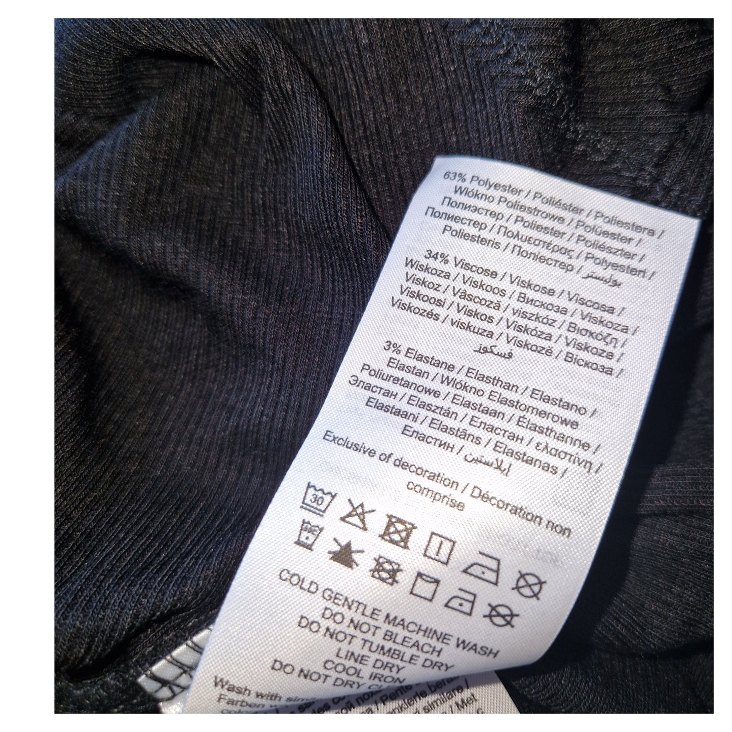 ,,ONLY" gražaus stulpelinio trikotažo palaidinė (50-52 dydis).